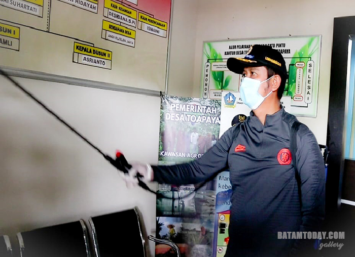 Bupati Bintan Apri Sujadi saat menyemprotkan cairan disinfektan